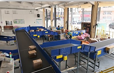 Belt conveyor line carrying parcels at a customer site